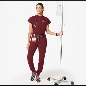 🆕FIGS BURGUNDY ZAMORA JOGGER SCRUB PANTS-NWT 🆕!!